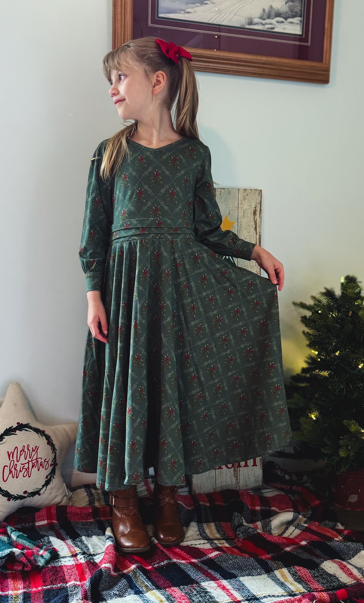 Mistletoe Moments ~ Mini Laureate Drees
