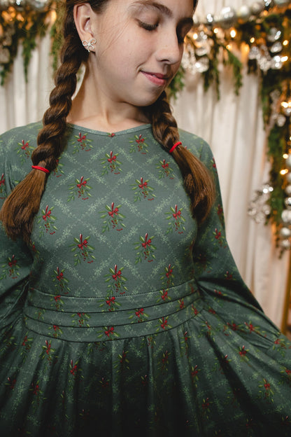Mistletoe Moments ~ Mini Laureate Drees