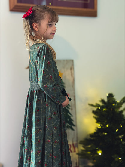 Mistletoe Moments ~ Mini Laureate Drees